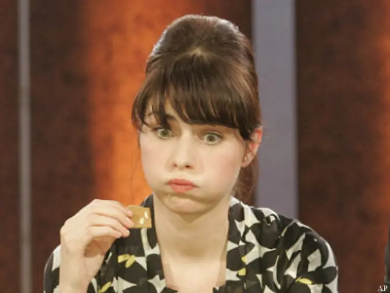 In-Interviews-faellt-Tschirner-durch-ihre-Schlagfertigkeit-auf-und-bei-Bedarf-auch-durch-ihre-ausgepraegte-Berliner-Schnauze-Grundsaetzlich-zu-viel-und-zu-schnell-zu-reden-nennt-sie-ihre-groesste-Staerke-und-Schwaeche-zugleich