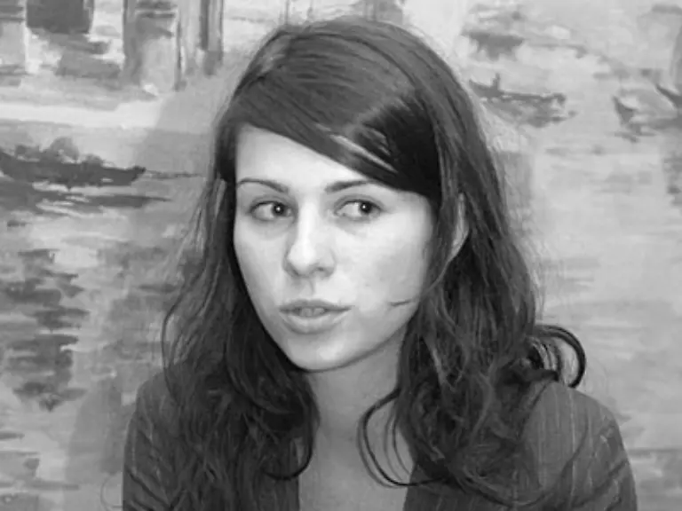 Die-27-jaehrige-wuchs-als-Tochter-eines-Dokumentarfilm-Regisseurs-und-einer-Hoerfunk-Journalistin-in-Berlin-Pankow-auf-und-wohnt-dort-noch-heute