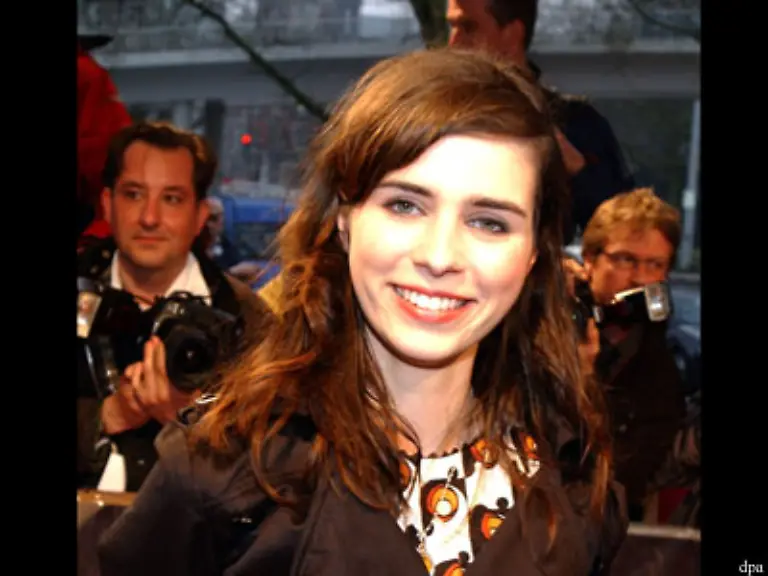 Neben-ihren-Film-und-Fernsehauftritten-ist-sie-auch-an-einigen-Theaterprojekten-beteiligt-Seit-2004-moderiert-sie-unregelmaessig-die-Sendung-Blue-Moon-bei-Radio-Fritz