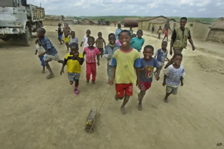 Im-krassen-Gegensatz-dazu-stand-ein-von-Kindern-organisierter-Schoenheitswettbewerb-in-der-Nachbarschaft-Der-Norweger-wurde-in-die-Jury-berufen-eine-feel-good-experience-seiner-geringen-Meinung-von-Schoenheitswettbewerben-zum-Trotz-wie-er-sagt