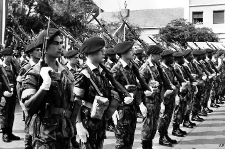 der-mit-der-Unabhaengigkeit-der-ehemaligen-Kolonie-Portugiesisch-Westafrika-1975-begann-portugiesische-Soldaten-1961-in-Angola