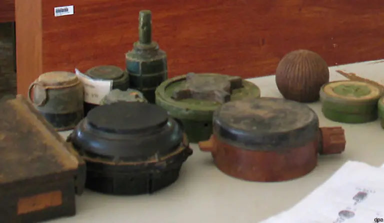 Der-Krieg-hat-Millionen-Blindgaenger-explosive-Munition-Antifahrzeugminen-und-Antipersonenminen-auf-den-Feldern-zurueckgelassen