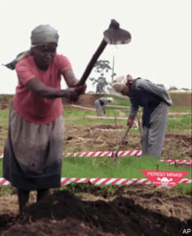 Auch-nach-jahrelangen-Aufraeumarbeiten-gleichen-viele-Landstriche-auch-heute-noch-Minenfeldern