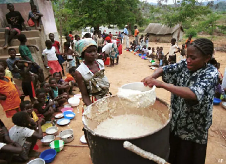 Mit-Unterstuetzung-von-UNICEF-werden-Kinder-in-angolanischen-Schulen-ueber-die-Gefahr-am-Boden-aufgeklaert-Rund-20-000-Lehrer-unterrichten-etwa-eine-Million-Schuelerinnen-und-Schueler-ueber-die-toedlichen-Risiken-durch-Landminen