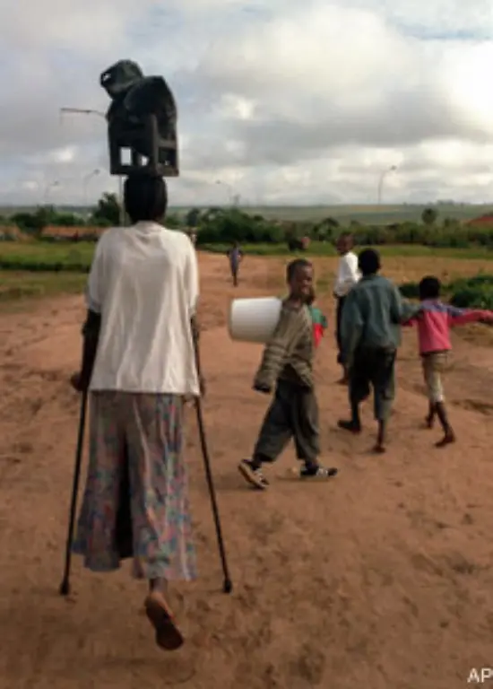 Angola-hat-ausserdem-die-Ottawa-Konvention-unterzeichnet-in-der-sich-rund-drei-Viertel-aller-Laender-verpflichten-ihre-Minenbestaende-zu-vernichten-und-auf-Produktion-Handel-und-Einsatz-der-Waffen-zu-verzichten-Doch-der-Weg-zu-einer-minenfreien-Welt-ist-noch-weit