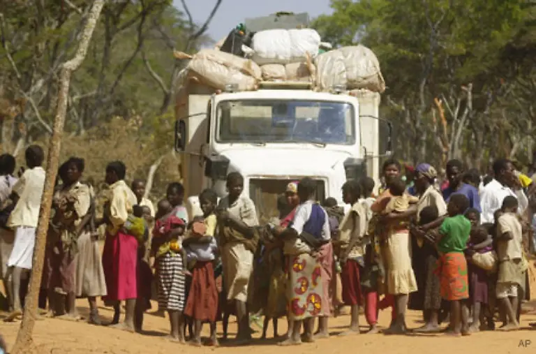 Zurueck-zum-Wettbewerb-Ueber-lokale-Hilfsnetzwerke-haben-die-Kandidatinnen-von-der-Wahl-zur-Miss-Landmine-2008-erfahren-Schoenheitswettbewerbe-sind-im-suedafrikanischen-Angola-sehr-populaer