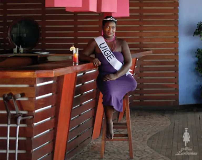 die-Chance-gesehen-zu-werden-mitzureden-und-gehoert-zu-werden-Vier-internationale-Filmteams-dokumentieren-die-Wahlen-und-begleiten-die-Frauen-durch-das-Ereignis-Anita-Pedro-22-ist-die-Mutter-von-Zwillingen-Sie-verlor-ihr-Bein-1999