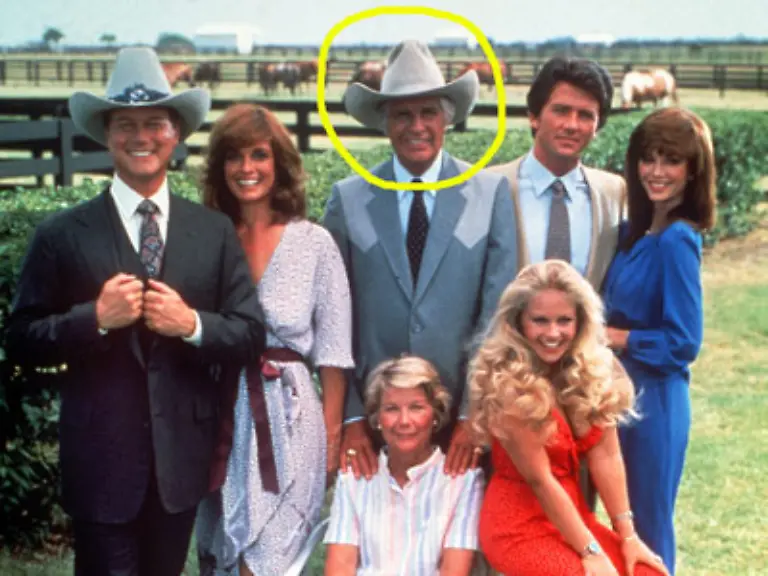 Und-das-ist-sie-nun-the-whole-family-wie-sie-Ihnen-ans-Herz-gewachsen-ist-Jock-der-Patriarch-Jim-Davis-John-Ross-Ewing-Sr-gruendete-das-Unternehmen-das-seine-drei-Soehne-nun-weiter-fuehren-sollten