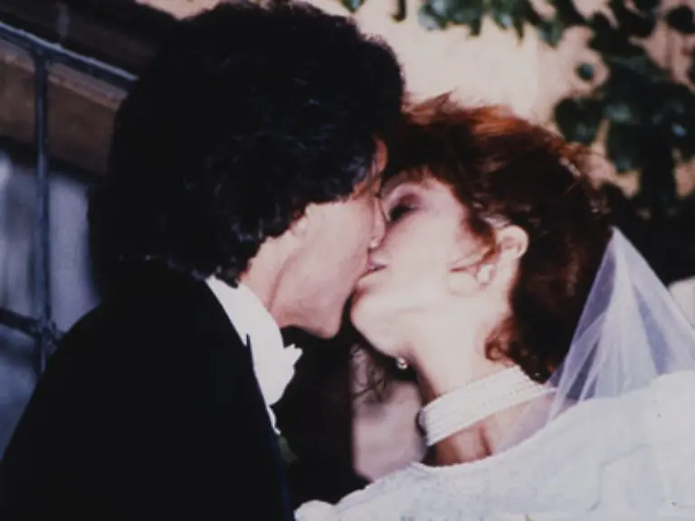 Verheiratet-ist-er-auch-zwei-Mal-mit-Pamela-Victoria-Principal-Sie-war-mal-mit-Ray-Krebbs-zusammen-und-ist-die-Schwester-von-J-R-s-Erzfeind-Cliff-Barnes