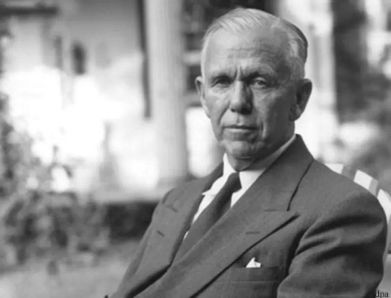 Starthilfe-nach-dem-Krieg-Der-Marshallplan-ist-60-Jahre-nach-seinem-Start-zum-Symbol-fuer-erfolgreiche-Entwicklungshilfe-geworden-Das-milliardenschwere-Hilfsprogramm-der-USA-sollte-Europa-beim-Wiederaufbau-unterstuetzen-Im-Bild-George-C