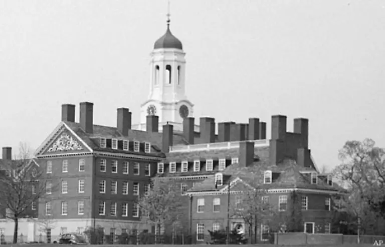 Die-eigentliche-Geburtsstunde-des-Planes-lag-schon-zehn-Monate-zurueck-Am-5-Juni-1947-stellte-US-Aussenminister-Marshall-in-der-Harvard-Universitaet-seine-Ideen-vor-wie-Europa-Leben-einzuhauchen-sei