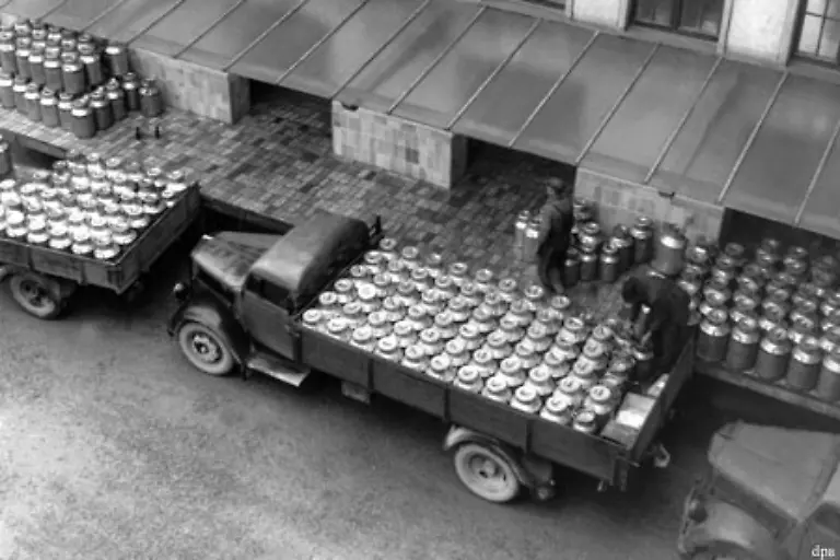 Im-Wesentlichen-sollte-es-darum-gehen-deutsche-Importeure-die-lebenswichtige-Waren-einfuehrten-mit-harten-Devisen-zu-versorgen-fuer-die-sie-die-Waren-im-Ausland-kaufen-konnten