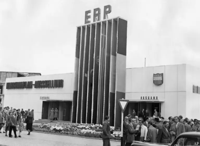 Gueter-und-Finanzdienstleistungen-im-Wert-von-rund-13-5-Milliarden-US-Dollar-nach-heutigem-Wert-etwa-64-Milliarden-Euro-flossen-im-Zuge-des-European-Recovery-Program-bis-1952-ueber-den-Atlantik