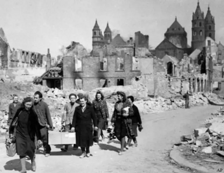 davon-etwa-1-4-Milliarden-Dollar-in-die-deutsche-Truemmerlandschaft