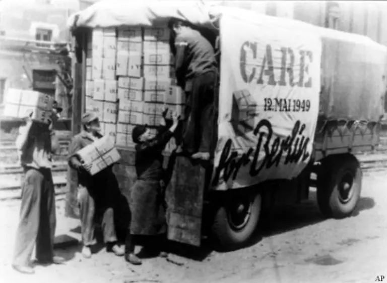Durch-den-Marshallplan-fuehlten-sich-die-Westdeutschen-wieder-ernst-genommen-Sie-begannen-die-Sieger-als-Helfer-zu-betrachten-die-ihnen-Verantwortung-uebertrugen-nachdem-sie-sie-zunaechst-mit-Almosen-unterstuetzt-hatten
