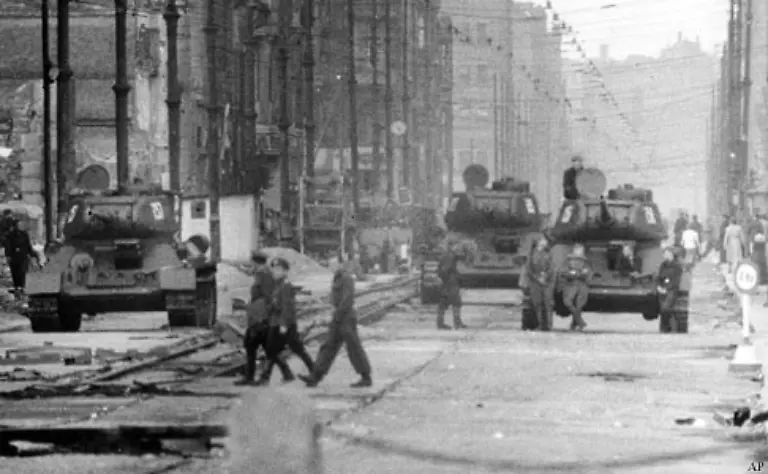 Diese-Annaeherung-galt-allerdings-nur-fuer-Westeuropa-Die-Sowjetunion-hatte-den-Staaten-in-ihrem-Einflussgebiet-verboten-Hilfe-des-Westens-anzunehmen