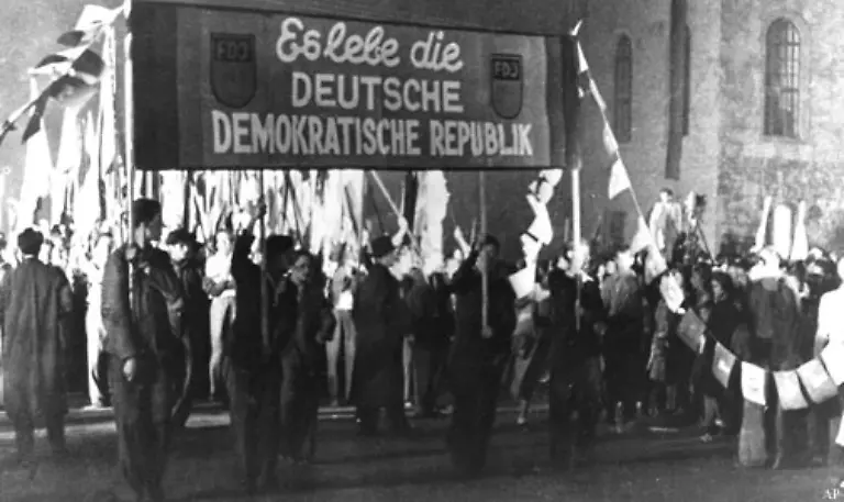 Slogans-wie-Wir-pfeifen-auf-den-Marshallplan-wir-kurbeln-unsere-Wirtschaft-selber-an-sollten-in-der-DDR-die-Stimmung-heben-Das-Wirtschaftswunder-blieb-dort-aus