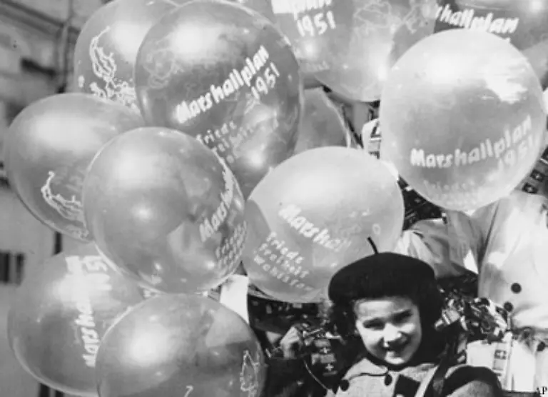 Eine-Propagandakampagne-trug-dazu-bei-die-Idee-amerikanischer-Selbstlosigkeit-und-deutscher-Dankbarkeit-lange-in-der-deutschen-Gesellschaft-zu-verankern