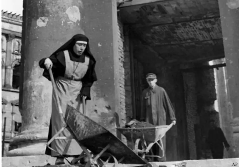 Historiker-sind-indessen-uneins-wie-gross-der-Anteil-des-Marshallplans-am-neuen-Leben-in-den-Kriegstruemmern-war