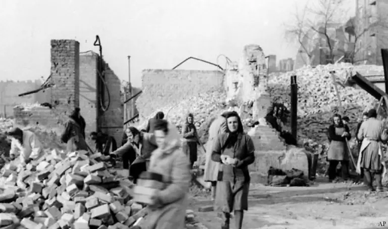 Historiker-winken-ab-Zu-einzigartig-seien-die-strukturellen-und-historischen-Umstaende-Wir-hatten-es-mit-Menschen-zu-tun-die-wussten-was-zu-tun-ist-und-die-Werte-der-Mittelschicht-kannten-sagt-Larry-Bland-Direktor-der-George-Marshall-Stiftung