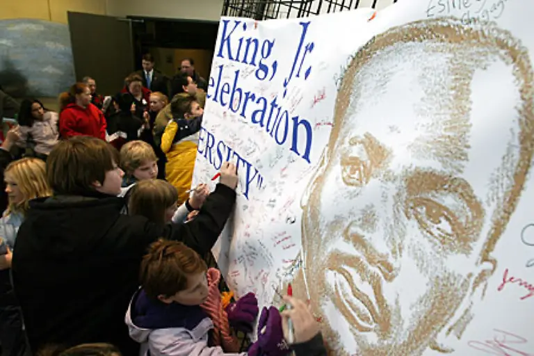 Martin-Luther-Kings-gewaltloser-Einsatz-gegen-Rassismus-und-gegen-die-Unterdrueckung-der-afroamerikanischen-Buerger-wird-mittlerweile-in-allen-Teilen-der-USA-gewuerdigt