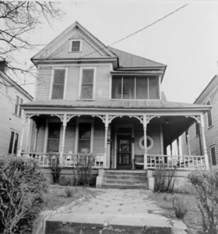 Er-wurde-1929-in-Atlanta-in-Georgia-geboren-Seine-Eltern-waren-die-Lehrerin-Alberta-Christine-Williams-King-und-der-Baptistenpfarrer-Martin-Luther-King-Senior-Martin-Luther-King-wuchs-in-der-schwarzen-Mittelschicht-auf