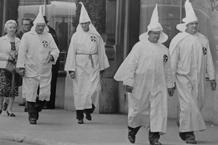 King-Junior-wuchs-aehnlich-wie-sein-Vater-mit-der-Verachtung-vieler-weisser-Amerikaner-fuer-die-Schwarzen-auf-Rassistische-Diskriminierung-und-Gewalt-waren-auch-fuer-ihn-eine-alltaegliche-Erfahrung