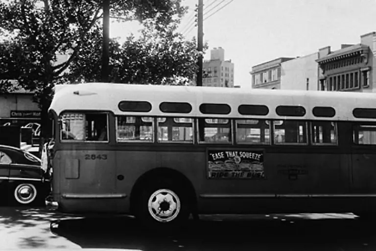 In-den-Suedstaaten-gab-es-die-Segregation-Die-Trennung-der-schwarzen-von-den-weissen-Amerikanern-verbunden-mit-ihrer-radikalen-Benachteiligung-In-Bussen-waren-die-besseren-Plaetze-fuer-die-Weissen-reserviert