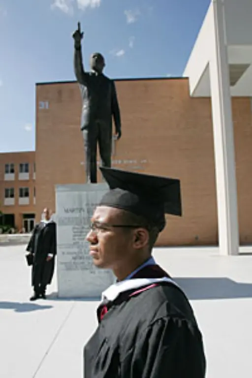 Mit-17-machte-King-seinen-College-Abschluss-in-Soziologie-an-der-einzigen-Hochschule-fuer-Schwarze-in-den-Suedstaaten-dem-Morehouse-College-in-Atlanta-Zu-dieser-Zeit-fiel-er-bereits-durch-sein-rhetorisches-Talent-auf
