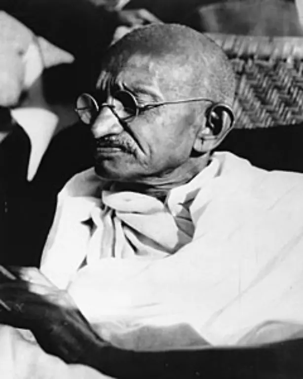 Nach-anfaenglichem-Zoegern-entschied-er-sich-dann-fuer-das-Studium-der-Theologie-in-Pennsylvania-Am-Crozer-Theological-Seminary-in-Pennsylvania-lernte-er-unter-anderem-die-Ideen-Mahatma-Ghandis-vom-gewaltlosen-Widerstand-kennen-und-schaetzen