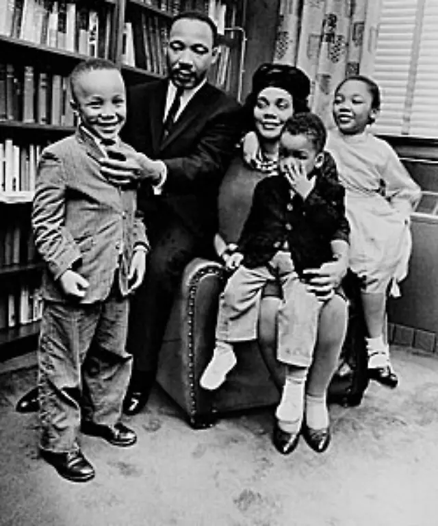 Am-18-Juni-1953-heiratete-er-Coretta-Scott-Williams-Das-Ehepaar-bekam-vier-Kinder-Yolanda-Denise-Martin-Luther-III-Dexter-Scott-und-Bernice-Albertine-letztere-fehlt-auf-dem-Foto