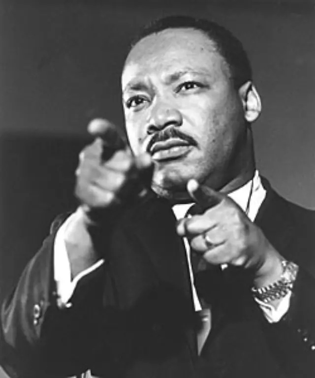 King-ist-wohl-die-bedeutendste-Persoenlichkeit-der-schwarzen-Buergerrechtsbewegung-Aber-auch-wenn-er-die-Fuehrung-dieser-Bewegung-uebernahm-und-mit-seiner-Autoritaet-und-seinem-Charisma-ihre-Dynamik-praegte-begann-nicht-alles-mit-ihm