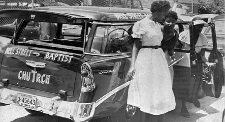 Mehr-als-ein-Jahr-lang-weigerten-sich-schwarze-und-einige-wenige-weisse-Buergerrechtler-die-oeffentlichen-Busse-zu-benutzen-und-dafuer-Geld-zu-bezahlen-Sie-wollten-damit-das-Ende-der-Diskriminierung-der-Schwarzen-als-Fahrgaeste-erreichen