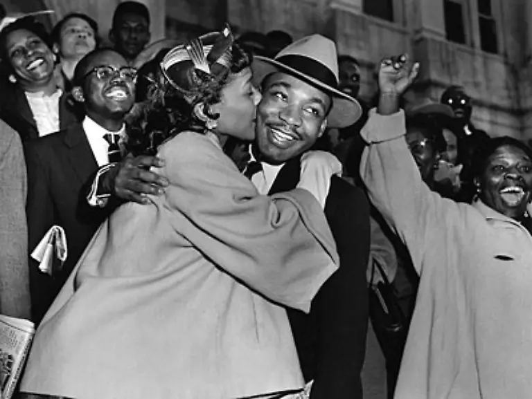 Martin-Luther-King-war-an-der-Organisation-dieses-Boykotts-massgeblich-beteiligt-und-wurde-darueber-allmaehlich-bekannt-Er-begann-durch-das-Land-zu-reisen-und-fuer-gewaltlosen-Widerstand-zu-werben