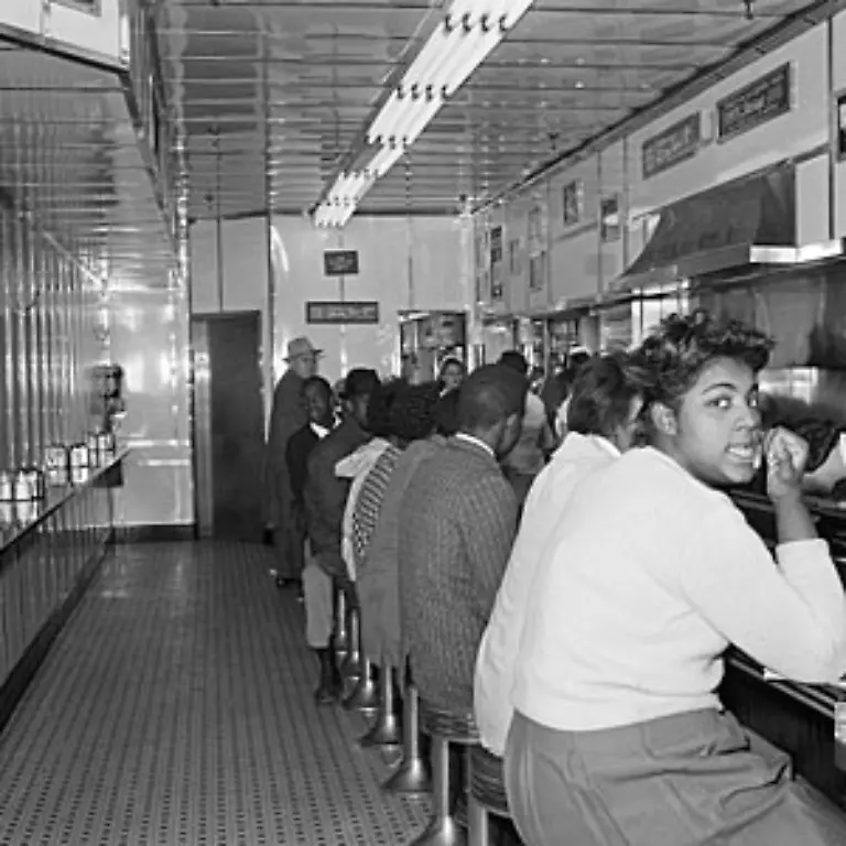 Er-war-mit-dieser-Idee-nicht-allein-Vier-schwarze-Studenten-begannen-1960-in-Greensboro-in-North-Carolina-mit-Sit-ins-Sie-setzten-sich-in-ein-Caf-das-als-Gaeste-nur-Weisse-erlaubte-und-weigerten-sich-zu-gehen-ehe-sie-nicht-bedient-wurden