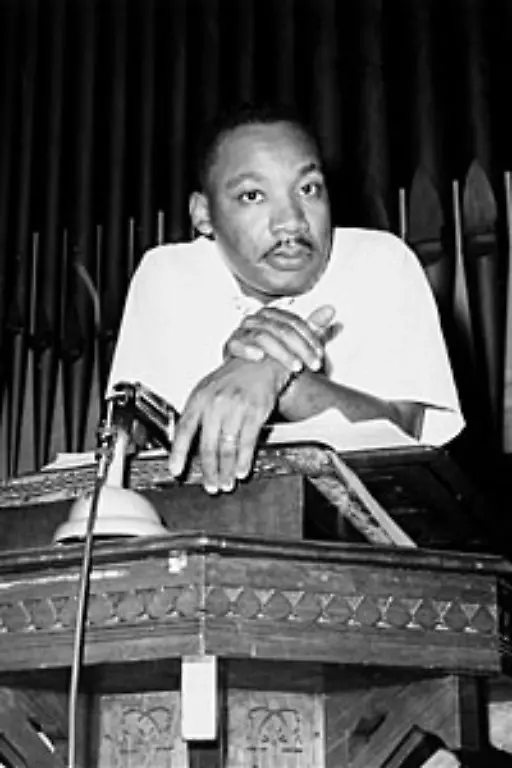 Von-der-Boston-University-in-Massachusetts-erhielt-Martin-Luther-King-den-Doktor-der-Philosophie-Er-entschied-sich-als-Pfarrer-in-die-Suedstaaten-zurueckzukehren-und-leitete-ab-1960-mit-seinem-Vater-die-Baptist-Ebenezer-Gemeinde-in-Atlanta