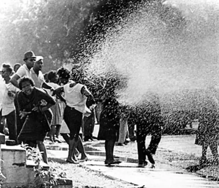 Ungewoehnlich-viele-Menschen-nahmen-an-den-Protestmaerschen-durch-die-Stadt-teil-Die-Demonstrationen-waren-verboten-worden-und-die-Polizei-reagierte-mit-aeusserster-Brutalitaet