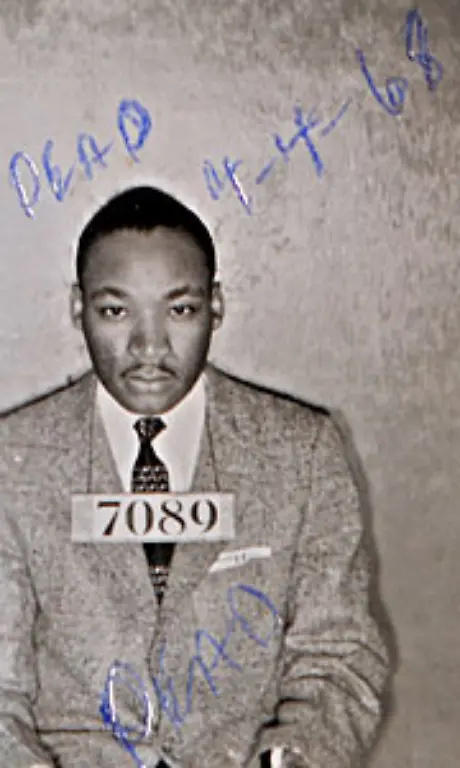 Martin-Luther-King-war-in-seinem-Leben-mehrfach-inhaftiert-er-wurde-beschimpft-und-angegriffen-seine-Familie-erhielt-Morddrohungen-mindestens-ein-Bombenattentat-auf-ihn-schlug-fehl