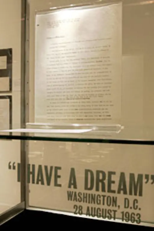 Hier-sprach-Martin-Luther-King-von-seinem-Traum-eine-Rede-die-in-die-Geschichtsbuecher-eingegangen-ist-I-have-a-dream-rief-er-Ich-habe-einen-Traum-der-tief-im-Amerikanischen-Traum-verwurzelt-ist