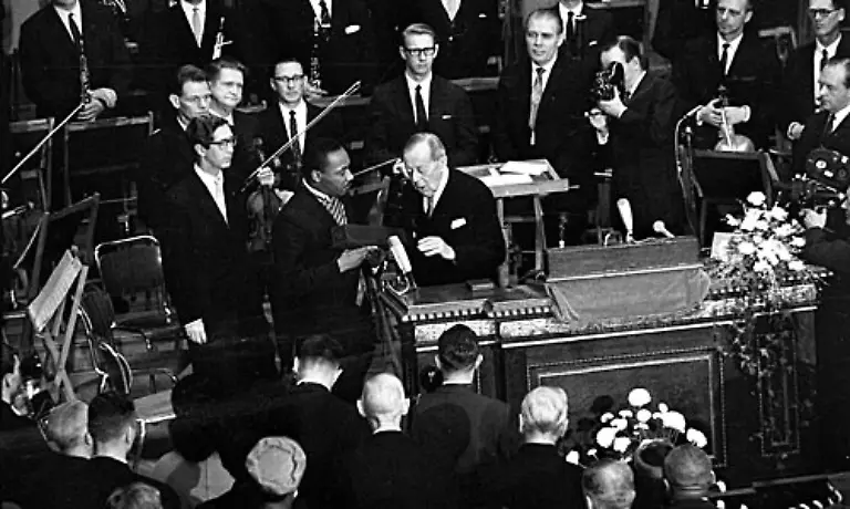 1964-erhielt-Martin-Luther-King-fuer-sein-mutiges-Engagement-und-seinen-gewaltlosen-Widerstand-den-Friedensnobelpreis-Die-Situation-der-Schwarzen-in-den-USA-aenderte-sich-dadurch-nicht