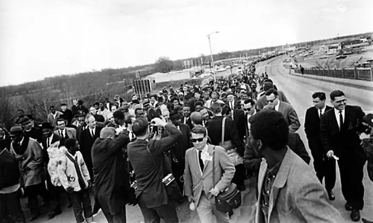 Weitere-Protestmaersche-folgten-immer-wieder-begleitet-von-massiven-Feindseligkeiten-weisser-Suedstaatler-Hier-der-Marsch-von-Selma