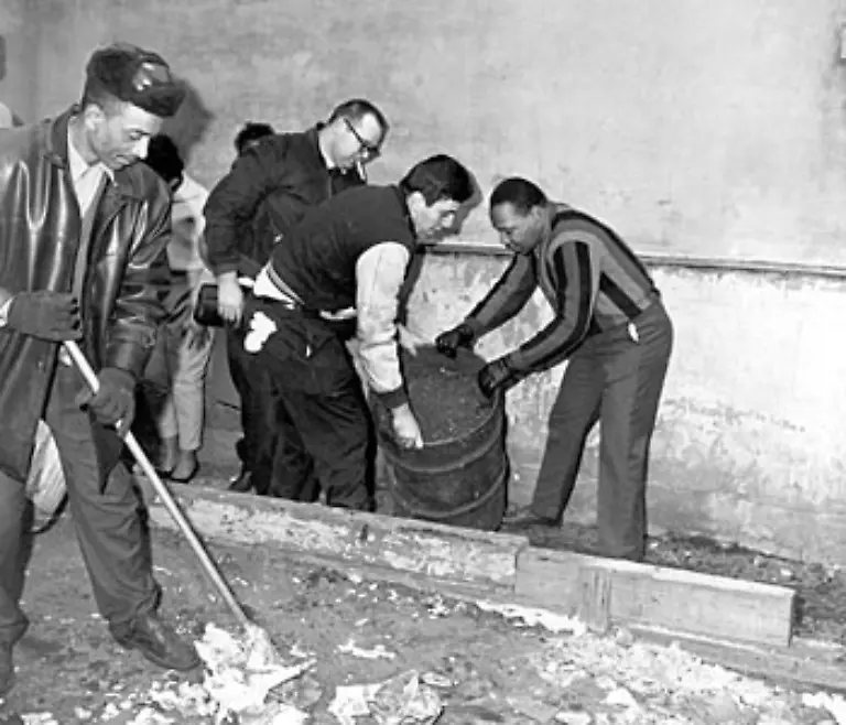 Der-Widerstand-kam-ueberwiegend-aus-den-Grossstaedten-des-Nordens-und-Kaliforniens-wo-die-schwarze-Bevoelkerung-in-Ghettos-in-entwuerdigenden-Wohnzustaenden-lebte