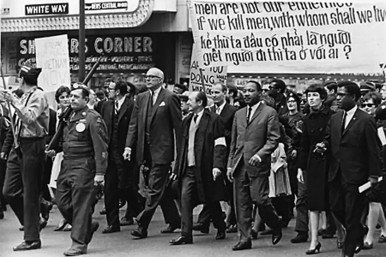 Ab-1966-begann-er-sich-gegen-den-Vietnamkrieg-auszusprechen-Er-kritisierte-dass-das-Geld-viel-dringender-zur-sozialen-Absicherung-der-Menschen-gebraucht-wuerde