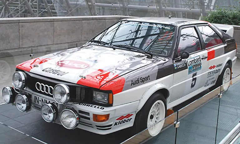 Eine-ganz-besondere-Ausstellung-gibt-es-zwischen-den-Hallen-zu-sehen-Zahlreiche-Prominente-haben-ihre-Autos-zur-Verfuegung-gestellt-Mit-diesem-Quattro-ist-sogar-Rallye-Historie-verbunden-Hannu-Mikkola-wurde-1983-mit-diesem-Ur-Quattro-erstmals-Weltmeister
