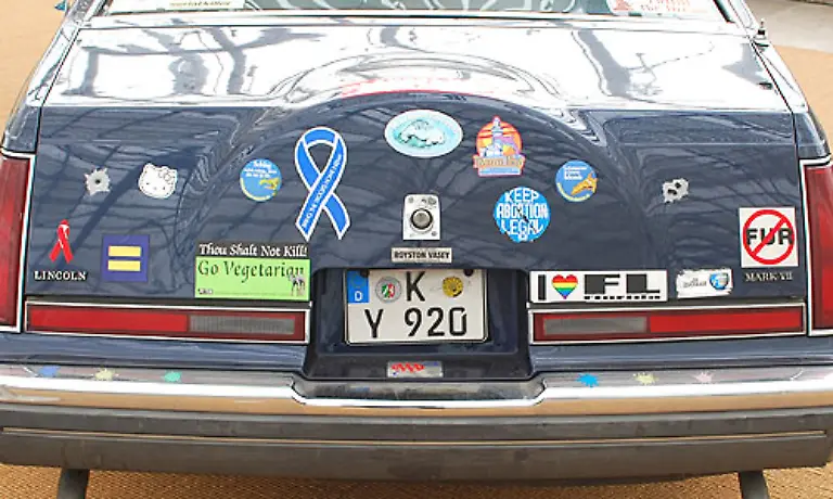 Dabei-hatte-er-bis-vor-ein-paar-Jahren-gar-keinen-Fuehrerschein-Erst-1998-erwarb-Bach-die-Fahrerlaubnis-Man-beachte-die-zahlreichen-Aufkleber-mit-denen-der-Lincoln-uebersaet-ist-Sie-unterstreichen-das-vielfaeltige-soziale-Engagement-des-Komoedianten