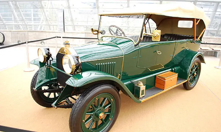 Dieser-Mercedes-Kardanwagen-Typ-14-gehoerte-Ferdinand-dem-I-dem-ehemaligen-Fuerst-und-Koenig-von-Bulgarien-Der-Dienstwagen-war-bis-zum-Ende-der-Amtszeit-des-Herrschers-1918-im-koeniglichen-Einsatz-Eine-technische-Besonderheit-an-dem-Auto-war-der-Kardanantrieb