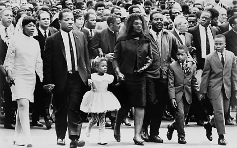 Seine-Frau-Coretta-sagte-spaeter-Am-Beispiel-seines-Lebens-symbolisierte-er-was-an-Amerika-richtig-was-das-Edelste-und-Beste-war-wonach-Menschen-seit-Anbeginn-der-Geschichte-gestrebt-haben-Er-liebte-bedingungslos-Er-strebte-bestaendig-nach-der-Wahrheit