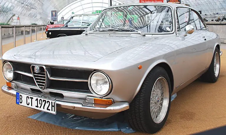 Claus-Theo-Gaertner-auch-bekannt-als-Matula-aus-der-Serie-Ein-Fall-fuer-zwei-ist-bekennender-Alfa-Fan-und-ehemaliger-Motorsportler-Seit-1967-nimmt-der-Schauspieler-an-Auto-Rennen-teil-Mit-diesem-Alfa-GTV-hat-Gaertner-zahlreiche-Starts-auf-dem-Nuerburgring-erlebt