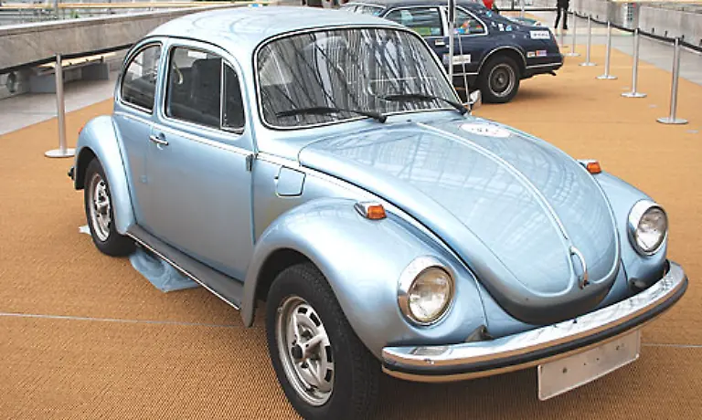Dieser-VW-Kaefer-von-1974-gehoerte-bis-2002-dem-Schauspieler-Goetz-George-Er-stammte-aus-dem-privaten-Besitz-Georges-der-das-Auto-von-seiner-Mutter-Berta-Drews-uebernommen-hatte-die-sich-den-Kaefer-vom-Munde-absparte-Er-wurde-fuer-einen-guten-Zweck-versteigert