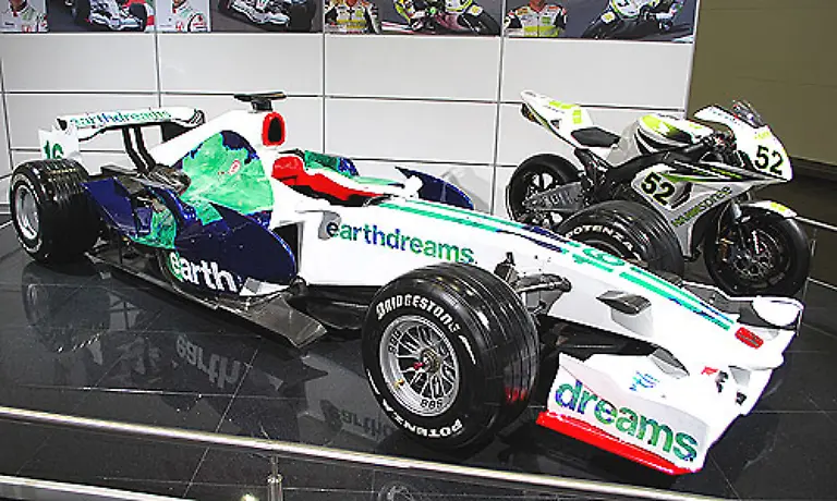 Dieses-Auto-ist-eher-ein-Dienstwagen-Der-aktuelle-F1-Bolide-von-Honda-ist-der-Arbeitsplatz-von-Alexander-Wurz-und-Rubens-Barrichello-in-der-diesjaehrigen-Formel-1-Saison